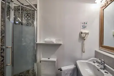 Salle de bains dans l'établissement Hotel Saint Etienne