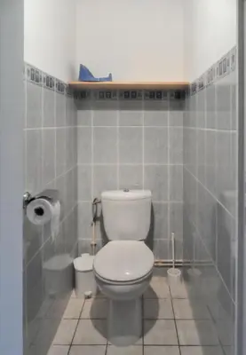 Salle de bains dans l'établissement Maison charmante près de Chanteloup avec terrasse.