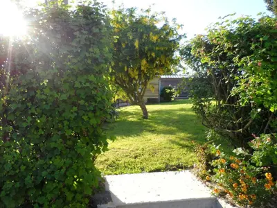 Jardin de l'établissement Maison charmante près de Chanteloup avec terrasse.