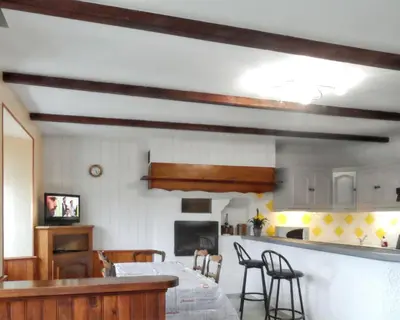Cuisine ou kitchenette dans l'établissement Maison charmante près de Chanteloup avec terrasse.