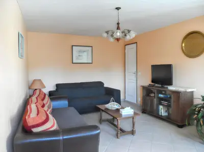 Télévision ou salle de divertissement dans l'établissement Maison charmante près de Chanteloup avec terrasse.
