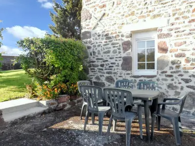 Plan de l'établissement Maison charmante près de Chanteloup avec terrasse.