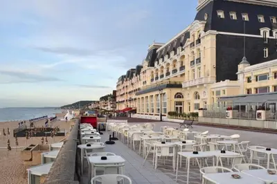 Vue générale sur la mer ou vue sur la mer prise depuis l'appartement