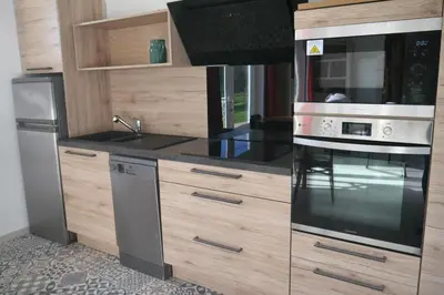 Cuisine ou kitchenette dans l'établissement La maison dans le pré