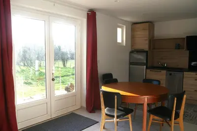 Cuisine ou kitchenette dans l'établissement La maison dans le pré