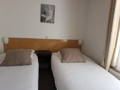 Un ou plusieurs lits dans un hébergement de l'établissement Hotel de Normandie