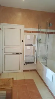 Salle de bains dans l'établissement Château de La Sémondière
