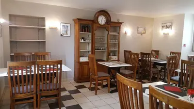 Restaurant ou autre lieu de restauration dans l'établissement Logis Auberge de Carolles