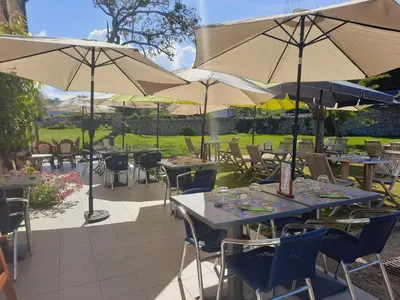 Restaurant ou autre lieu de restauration dans l'établissement Logis Auberge de Carolles