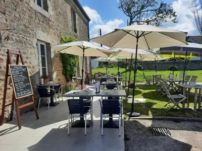 Restaurant ou autre lieu de restauration dans l'établissement Logis Auberge de Carolles