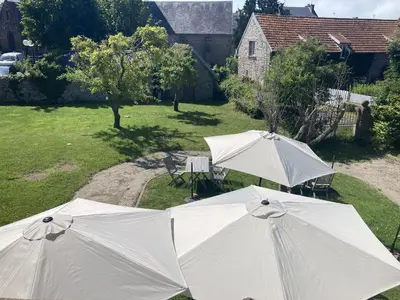 Jardin de l'établissement Logis Auberge de Carolles