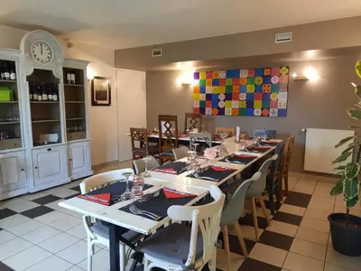 Restaurant ou autre lieu de restauration dans l'établissement Logis Auberge de Carolles