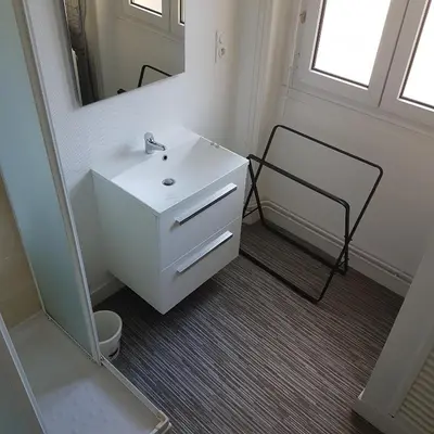 Salle de bains dans l'établissement Granville Plage Plat Gousset