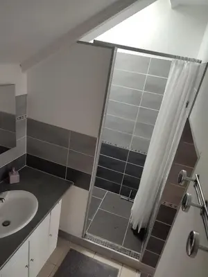 Salle de bains dans l'établissement Claude et Astrid