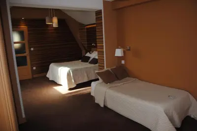 Un ou plusieurs lits dans un hébergement de l'établissement Logis Hotel Du Casino Restaurant Le Mathelia
