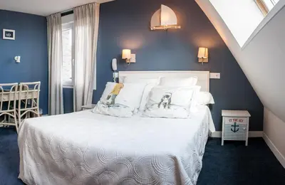 Un ou plusieurs lits dans un hébergement de l'établissement Logis Hotel Du Casino Restaurant Le Mathelia