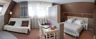 Un ou plusieurs lits dans un hébergement de l'établissement Logis Hotel Du Casino Restaurant Le Mathelia