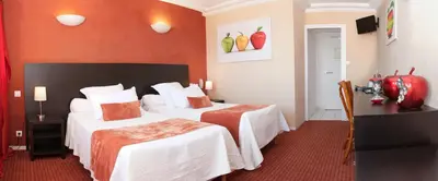 Un ou plusieurs lits dans un hébergement de l'établissement Logis Hotel Du Casino Restaurant Le Mathelia