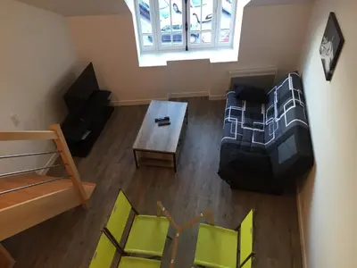 Télévision ou salle de divertissement dans l'établissement Bel appartement vue sur mer