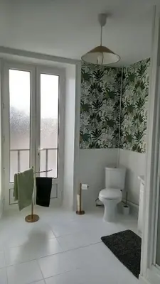 Salle de bains dans l'établissement F2 plages du débarquement rénové