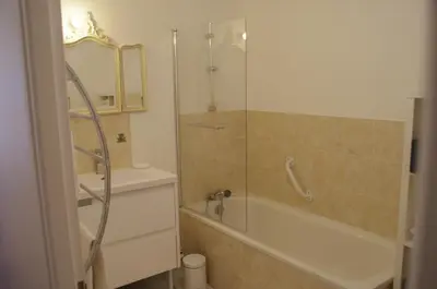 Salle de bains dans l'établissement La Cour Royale