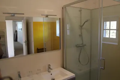 Salle de bains dans l'établissement Domaine du Haul