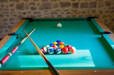 Billard dans l'établissement Chateau Le Colombier