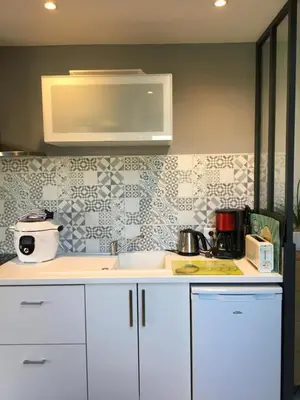 Cuisine ou kitchenette dans l'établissement Olive et Pomme