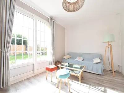 Coin salon dans l'établissement Cottage in Cosqueville near Normandy Coast