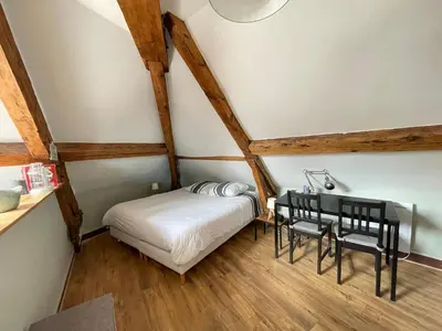 Un ou plusieurs lits dans un hébergement de l'établissement Les combles de l Aure Grand studio cosy confortable classé 3 étoiles centre Bayeux 2 mn à pied cathédrale proche plages du débarquement