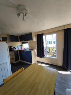 Cuisine ou kitchenette dans l'établissement Village Vacances Les Sables d'Or