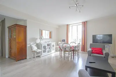 Télévision ou salle de divertissement dans l'établissement IKE'S Deluxe APARTMENT in Bayeux
