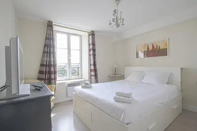 Un ou plusieurs lits dans un hébergement de l'établissement IKE'S Deluxe APARTMENT in Bayeux