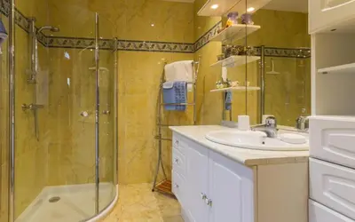 Salle de bains dans l'établissement Chambre Melody
