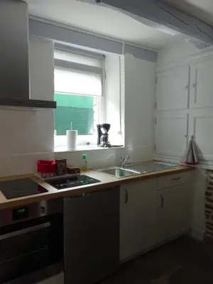 Cuisine ou kitchenette dans l'établissement La Cour du Bourg