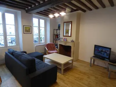 Télévision ou salle de divertissement dans l'établissement Gîte de la cathédrale