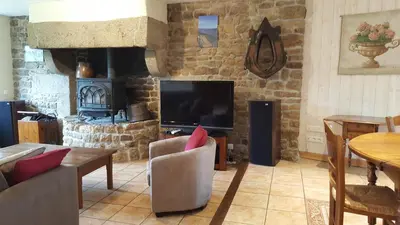 Télévision ou salle de divertissement dans l'établissement Le BOCAGE