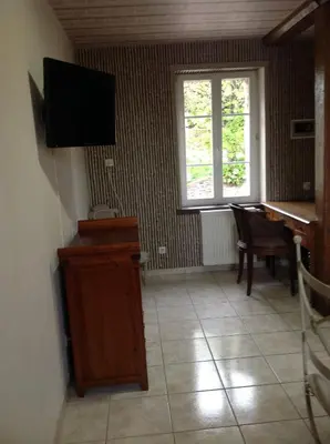 Télévision ou salle de divertissement dans l'établissement L' ancien pressoir 2