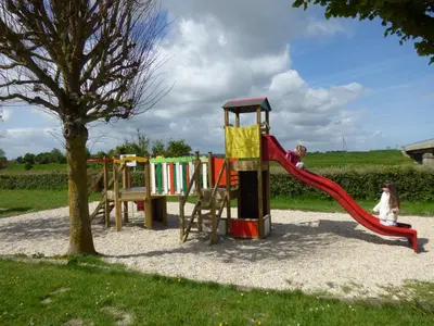 Aire de jeux pour enfants de l'établissement Gite 7 km du Mont St Michel