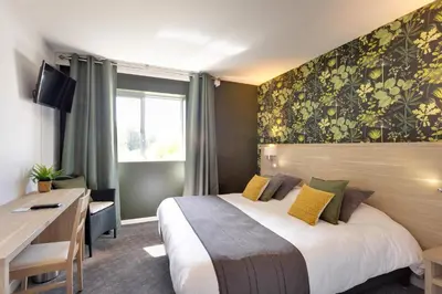 Un ou plusieurs lits dans un hébergement de l'établissement Brit Hotel le Cygne