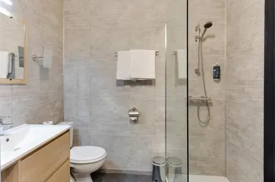 Salle de bains dans l'établissement Brit Hotel le Cygne