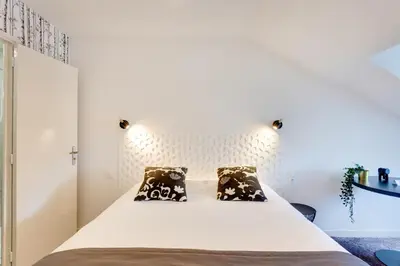 Un ou plusieurs lits dans un hébergement de l'établissement Brit Hotel le Cygne