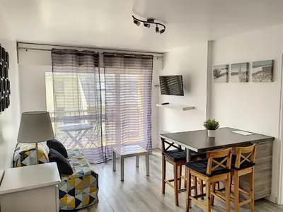 Télévision ou salle de divertissement dans l'établissement 2 PIECES CENTRE ET MER