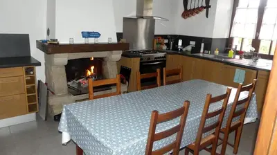 Cuisine ou kitchenette dans l'établissement Maison charmante à Sougéal avec superbe jardin