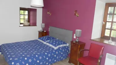 Un ou plusieurs lits dans un hébergement de l'établissement Maison charmante à Sougéal avec superbe jardin