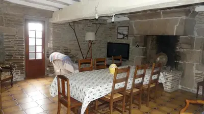 Télévision ou salle de divertissement dans l'établissement Maison charmante à Sougéal avec superbe jardin
