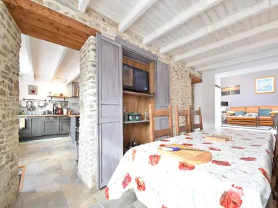 Cuisine ou kitchenette dans l'établissement Quiet Normandy Retreat
