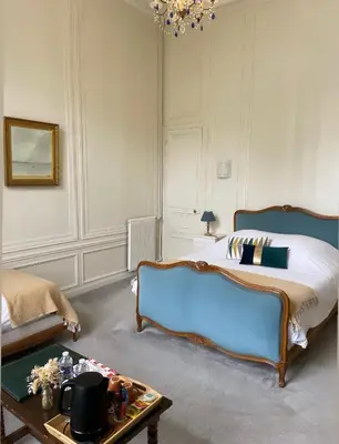 Un ou plusieurs lits dans un hébergement de l'établissement Hôtel du Château de Quinéville