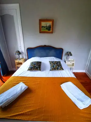 Un ou plusieurs lits dans un hébergement de l'établissement Hôtel du Château de Quinéville