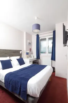 Un ou plusieurs lits dans un hébergement de l'établissement Saint Aubin Logis Hôtel & Restaurant